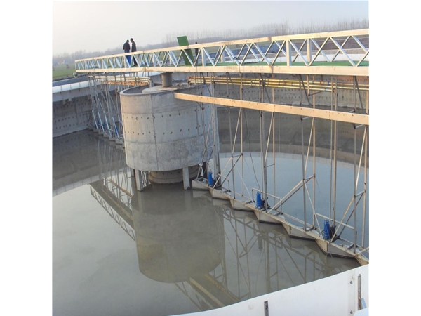 中心转动刮吸泥机